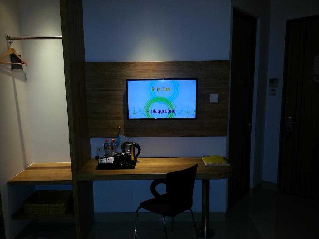 Zoom Smart Hotel Jemursari Surabaya Exterior photo