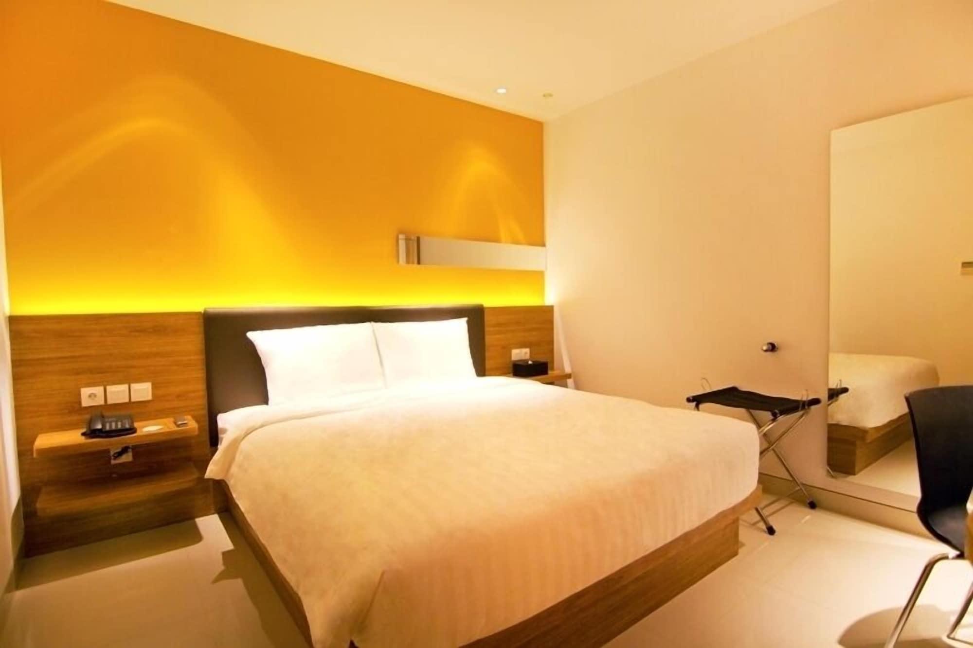 Zoom Smart Hotel Jemursari Surabaya Exterior photo