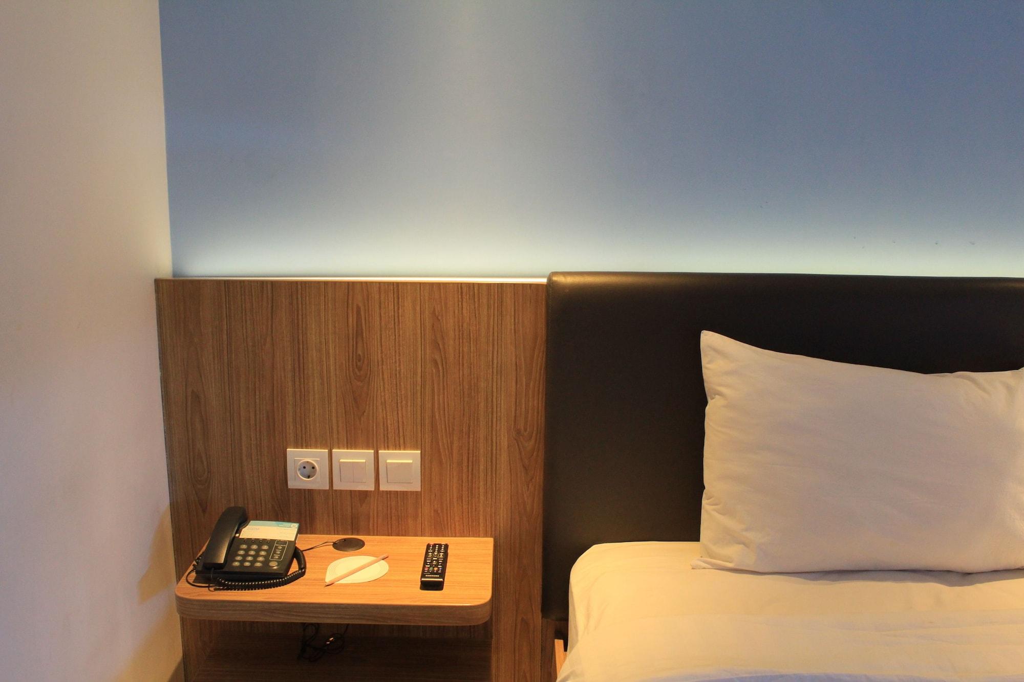 Zoom Smart Hotel Jemursari Surabaya Exterior photo